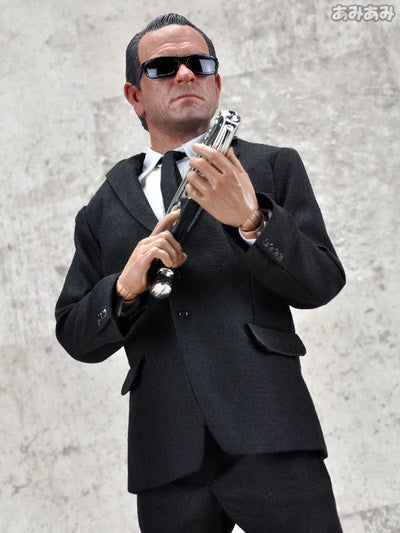 1/6 Real Masterpiece Collectible Figure - Men in Black 3: Tommy Lee Jones as Agent Kㅤ – ENTERBAY – ActionFigure Brasil — com base expositora