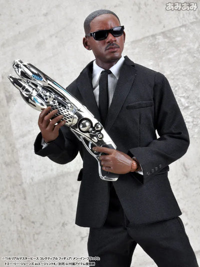 1/6 Real Masterpiece Collectible Figure - Men in Black 3: Will Smith as Agent Jㅤ – ENTERBAY – ActionFigure Brasil — com base expositora