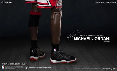 1/6 Real Masterpiece Collectible Figure/ Michael Jordan "I'm Legend #23" Home Uniformㅤ – ENTERBAY – ActionFigureBrasil — detalhe do produto