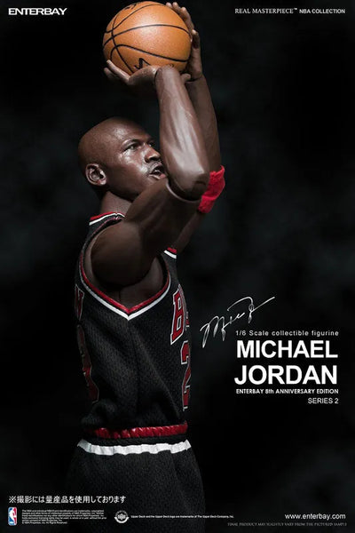 1/6 Real Masterpiece Collectible Figure/ Michael Jordan Series 2 #23 Black Uniformㅤ – ENTERBAY – ActionFigure Brasil — ângulo diferente