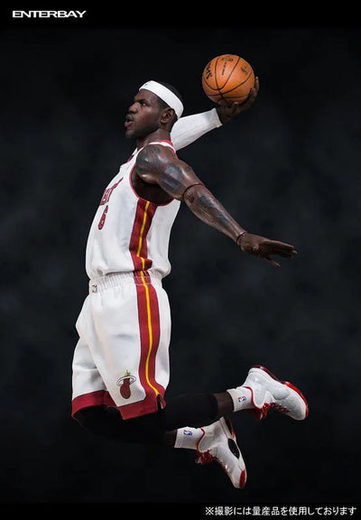 1/6 Real Masterpiece Collectible Figure NBA Collection LeBron Jamesㅤ – Enterbay – ActionFigure Brasil — ambientada