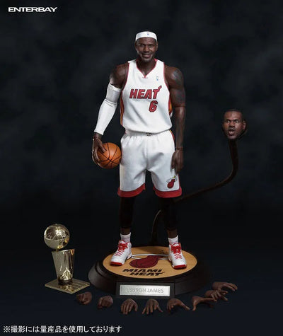 1/6 Real Masterpiece Collectible Figure NBA Collection LeBron Jamesㅤ – Enterbay – ActionFigure Brasil — com base expositora