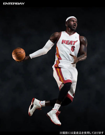 1/6 Real Masterpiece Collectible Figure NBA Collection LeBron Jamesㅤ – Enterbay – ActionFigure Brasil — iluminação de estúdio