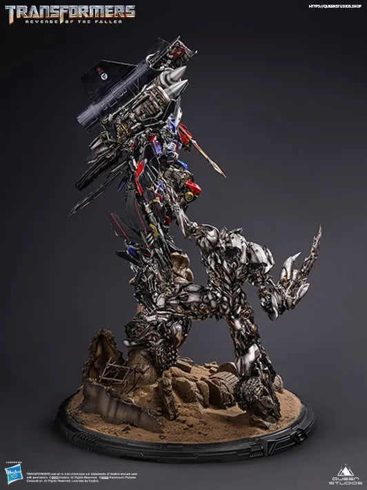 Superman (Black Suit) 1/3 Scale Statue