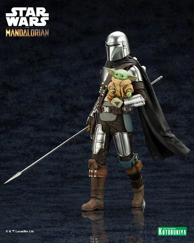 ARTFX+ Mandalorian - Mandalorian & Grogu with Beskar Spear - 1/10 (Kotobukiya)ㅤ – Kotobukiya – ActionFigureBrasil — ângulo diferente