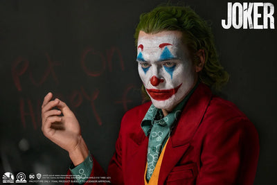 Arthur Fleck - LIMITED EDITION: 350 – Infinity Studio X Penguin Toys – ActionFigure Brasil — iluminação de estúdio