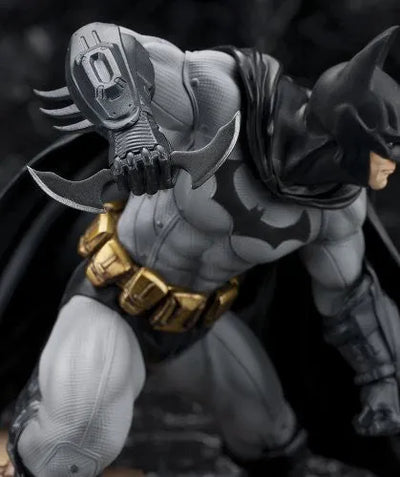 Batman: Arkham City - Batman - ARTFX+ - 1/10 (Kotobukiya)ㅤ – Kotobukiya – ActionFigureBrasil — com base expositora