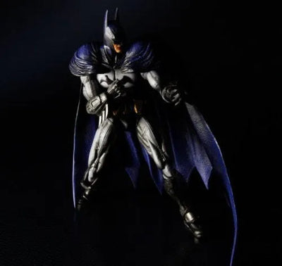 Batman: Arkham City - Batman - Play Arts Kai (Square Enix)ㅤ – Square Enix – ActionFigure Brasil — com base expositora