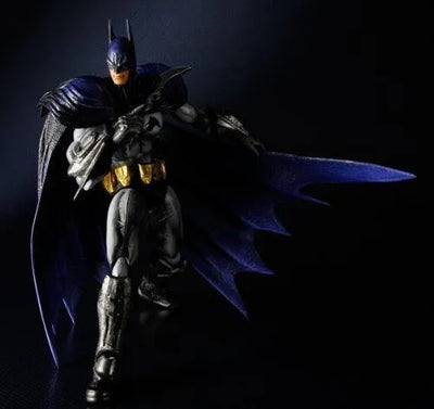 Batman: Arkham City - Batman - Play Arts Kai (Square Enix)ㅤ – Square Enix – ActionFigure Brasil — ângulo diferente