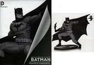 Batman - Batman Black & White Statue: Francis Manapulㅤ – Hot Toys – ActionFigureBrasil