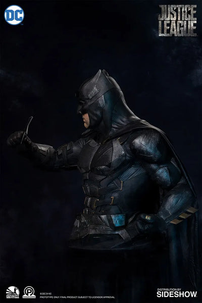 Batman - LIMITED EDITION: 600 – Infinity Studio X Penguin Toys – ActionFigure Brasil — ângulo diferente