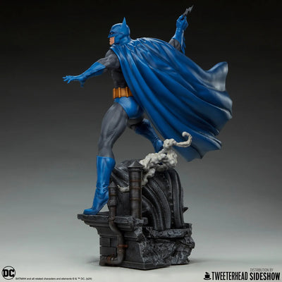 Batman™ (Retro Edition) - LIMITED EDITION: 150 (Quarter Scale) – Tweeterhead – ActionFigure Brasil — com base expositora