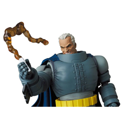 Batman: The Dark Knight Returns - Batman - Bruce Wayne - Mafex No.146 - Armored (Medicom Toy)ㅤ – Medicom Toy – ActionFigure Brasil — com base expositora