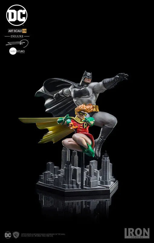 Batman: The Dark Knight Returns - Batman & Robin Deluxe 1/10 Art Scale Statue(Provisional Pre-order)ㅤ – IRON STUDIOS – ActionFigure Brasil