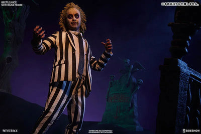 Beetlejuice 1/6 Scale Figure SideShow Sixth Scale Beetlejuiceㅤ – Sideshow Collectibles – ActionFigure Brasil — com base expositora