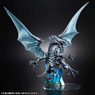 Blue-Eyes White Dragon (Holographic Edition) – MegaHouse – ActionFigure Brasil — ambientada