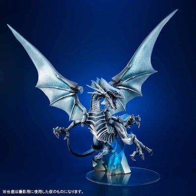 Blue-Eyes White Dragon (Holographic Edition) – MegaHouse – ActionFigure Brasil — close