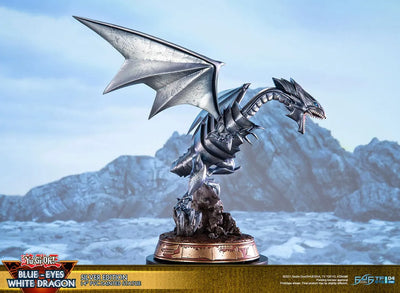 Blue-Eyes White Dragon (Silver Variant) (Silver) – First 4 Figures – ActionFigure Brasil — ângulo diferente
