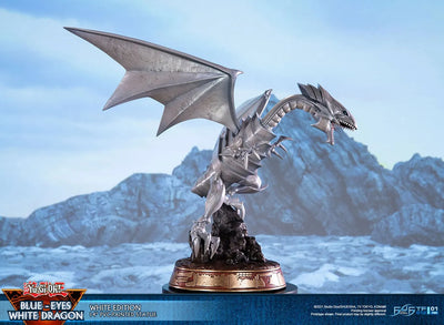 Blue-Eyes White Dragon (White Variant) (White) – First 4 Figures – ActionFigure Brasil — com base expositora