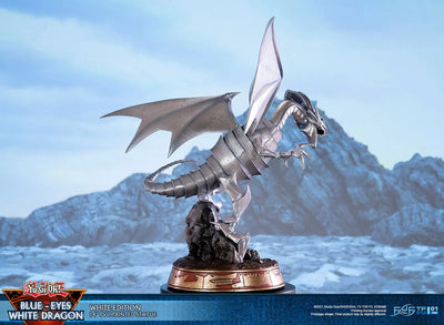 Blue-Eyes White Dragon (White Variant) (White) – First 4 Figures – ActionFigure Brasil — iluminação de estúdio