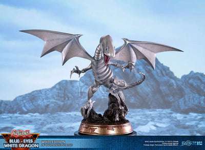 Blue-Eyes White Dragon (White Variant) (White) – First 4 Figures – ActionFigure Brasil — ambientada