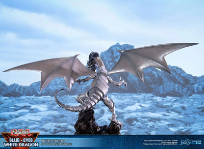 Blue-Eyes White Dragon (White Variant) (White) – First 4 Figures – ActionFigure Brasil — ambientada