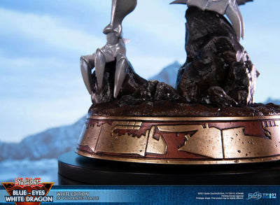 Blue-Eyes White Dragon (White Variant) (White) – First 4 Figures – ActionFigure Brasil — com base expositora
