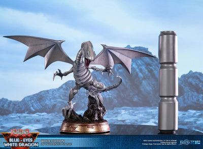 Blue-Eyes White Dragon (White Variant) (White) – First 4 Figures – ActionFigure Brasil — iluminação de estúdio
