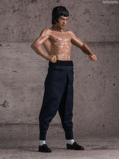 Bruce Lee 1/12 Scale Premium Figureㅤ – Storm Collectibles – ActionFigureBrasil — com base expositora