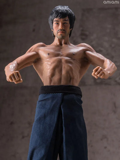 Bruce Lee 1/12 Scale Premium Figureㅤ – Storm Collectibles – ActionFigureBrasil — com base expositora