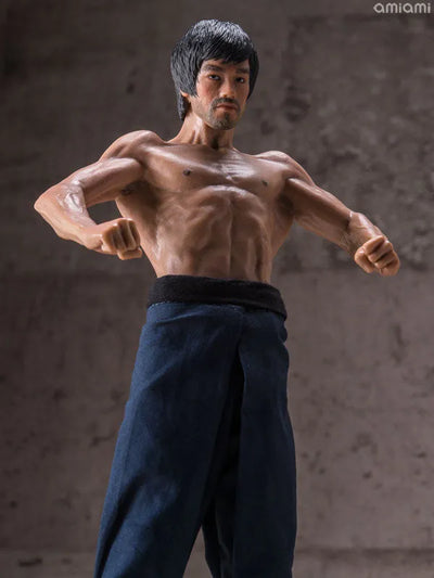 Bruce Lee 1/12 Scale Premium Figureㅤ – Storm Collectibles – ActionFigureBrasil — ângulo diferente