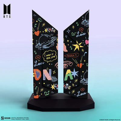 BTS Replica "Premium BTS Logo" DNA Editionㅤ – Sideshow Collectibles – ActionFigureBrasil — ambientada