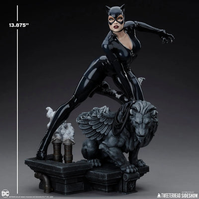 Catwoman - LIMITED EDITION: 150 (Sixth Scale) – Tweeterhead – ActionFigure Brasil — com base expositora