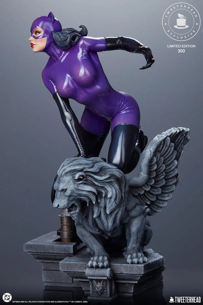 Catwoman (Purple Edition) - LIMITED EDITION: 150 (Variant - Sixth Scale) – Tweeterhead – ActionFigure Brasil — com base expositora