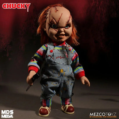 Child's Play/ Chucky 15 Inch Talking Mega Scale Figureㅤ – Mezco – ActionFigureBrasil — ângulo diferente