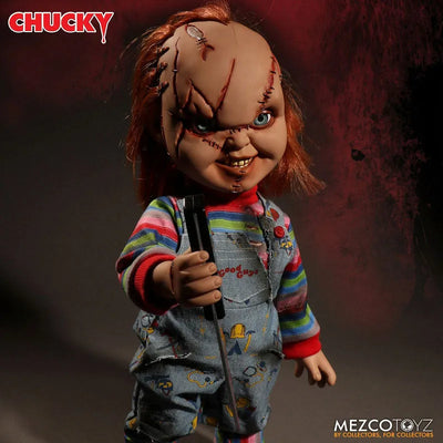 Child's Play / Chucky 15 Inch Talking Mega Scale Figureㅤ – Mezco – ActionFigure Brasil — com base expositora