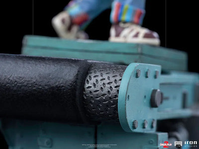 "Child's Play" Statue "Art Scale" 1/10 Scale Chucky [Movie "Child's Play 2"]ㅤ – Iron Studios – ActionFigureBrasil — com base expositora