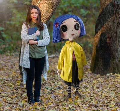 Coraline with Button Eyes Life-Size Plush – Kidrobot – ActionFigure Brasil — embalagem