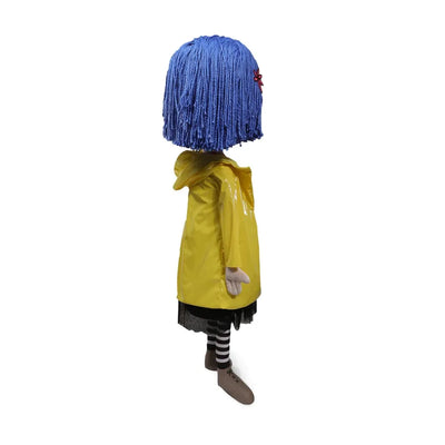 Coraline with Button Eyes Life-Size Plush – Kidrobot – ActionFigure Brasil — com base expositora