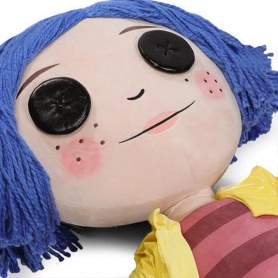 Coraline with Button Eyes Life-Size Plush – Kidrobot – ActionFigure Brasil — detalhe do produto