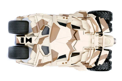 "DC Comics" 1/24 Diecast Vehicle Batmobile (Camouflage) & Batman "Dark Knight Rising"ㅤ – Jada Toys – ActionFigure Brasil — com base expositora