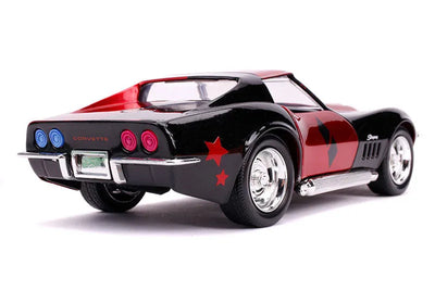 "DC Comics" 1/24 Diecast Vehicle Chevrolet, Corvette Stingray (1969 Model) & Harley Quinn [Comic]ㅤ – Jada Toys – ActionFigure Brasil — com base expositora