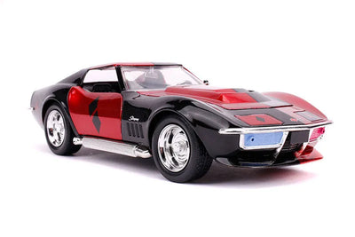 "DC Comics" 1/24 Diecast Vehicle Chevrolet, Corvette Stingray (1969 Model) & Harley Quinn [Comic]ㅤ – Jada Toys – ActionFigure Brasil — ângulo diferente