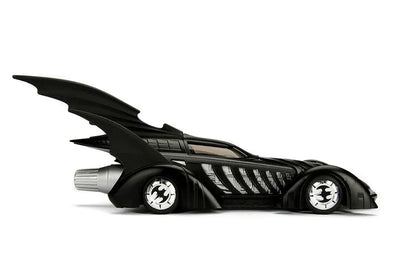 "DC Comics" 1/24 Scale, Diecast Vehicle Batmobile & Batman [Movie "Batman Forever"]ㅤ – Jada Toys – ActionFigure Brasil — ambientada