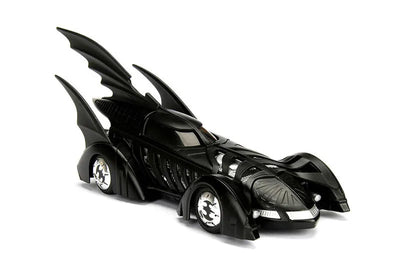 "DC Comics" 1/24 Scale, Diecast Vehicle Batmobile & Batman [Movie "Batman Forever"]ㅤ – Jada Toys – ActionFigure Brasil — com base expositora