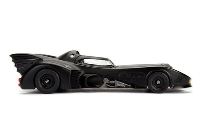 "DC Comics" 1/24 Scale, Diecast Vehicle Batmobile & Batman [Movie "Batman"]ㅤ – Jada Toys – ActionFigure Brasil — ambientada