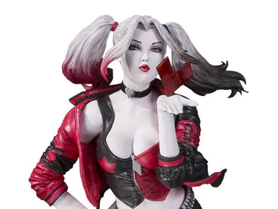 "DC Comics" Black & White: Red - Harley Quinn By Stanley Lauㅤ – DC Collectibles – ActionFigure Brasil — ângulo diferente