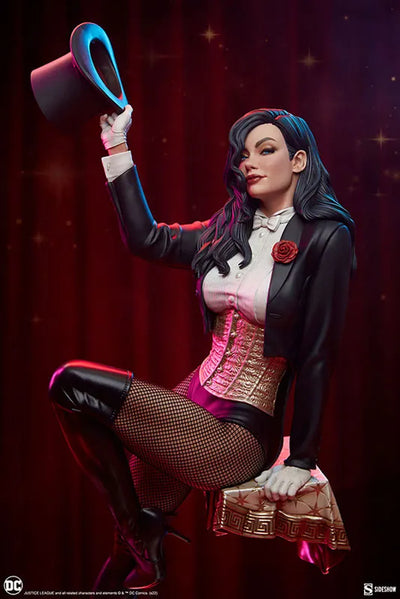 "DC Comics" Premium Format Figure Zatanna (Invisible Table)ㅤ – Sideshow Collectibles – ActionFigure Brasil
