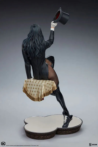 "DC Comics" Premium Format Figure Zatanna (Invisible Table)ㅤ – Sideshow Collectibles – ActionFigure Brasil — embalagem
