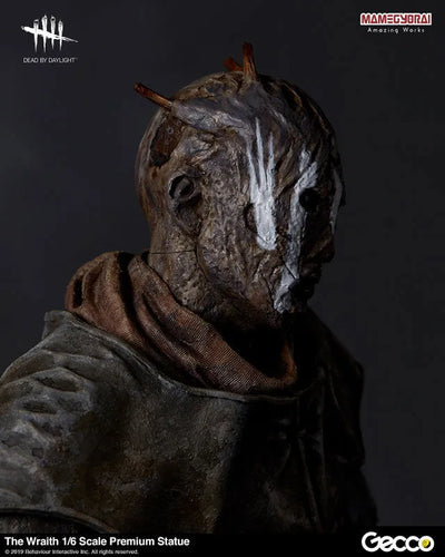 Dead by Daylight - The Wraith - Premium Statue Series No.01 - 1/6 (Gecco, Mamegyorai)ㅤ – Gecco As Manufacturer,Mamegyorai As Distributor – ActionFigure Brasil — com base expositora